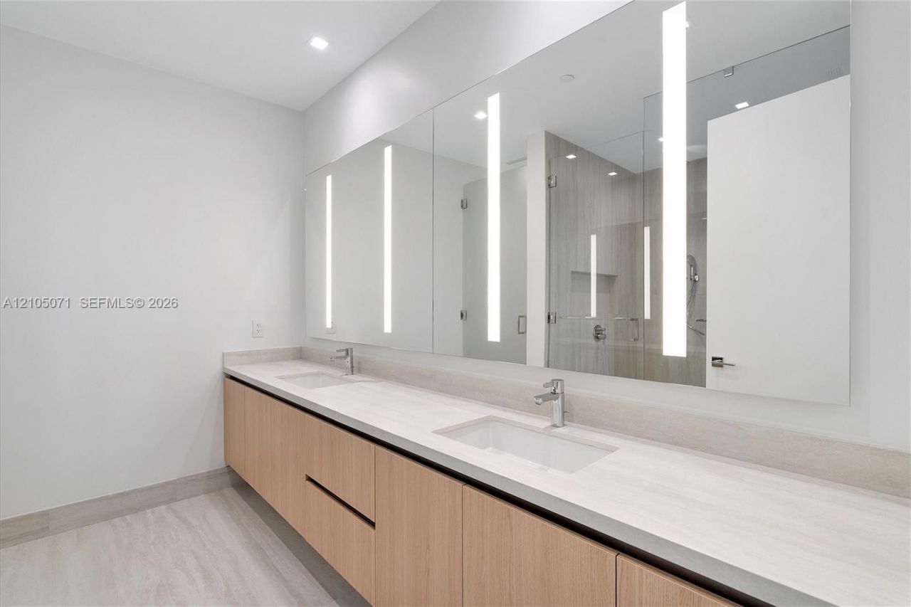 2411 Laguna Circle , Unit 3001, Miami, FL 33180 Photo