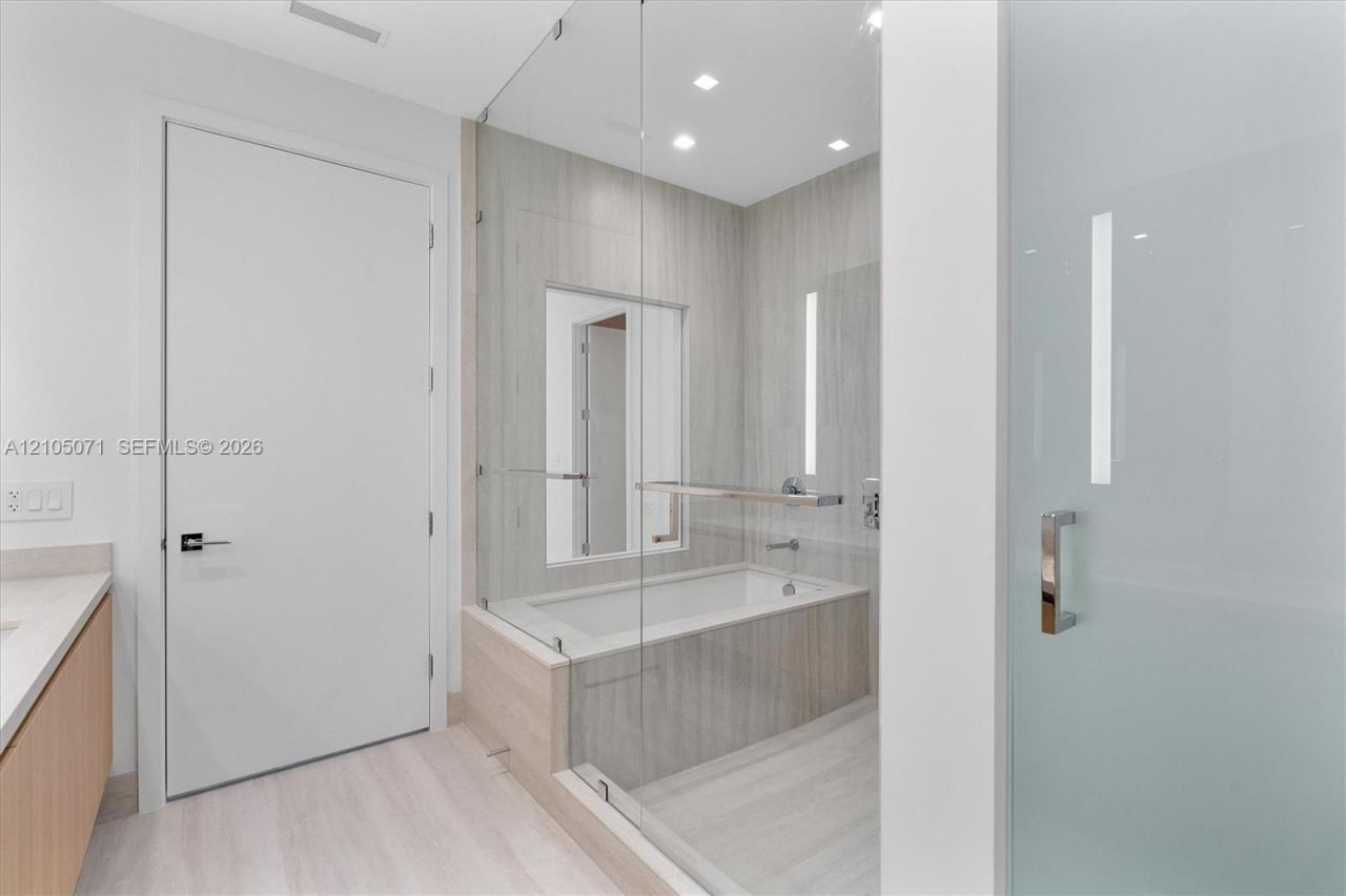 2411 Laguna Circle , Unit 3001, Miami, FL 33180 Photo