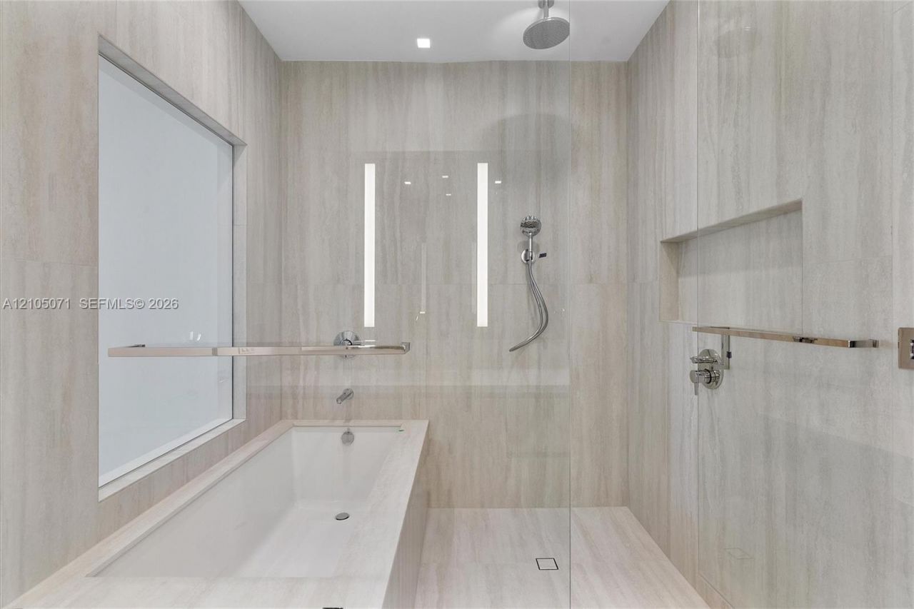 2411 Laguna Circle , Unit 3001, Miami, FL 33180 Photo