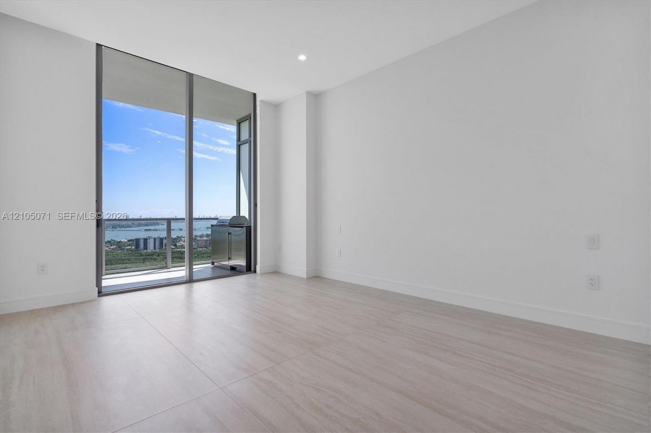 2411 Laguna Circle , Unit 3001, Miami, FL 33180 Photo