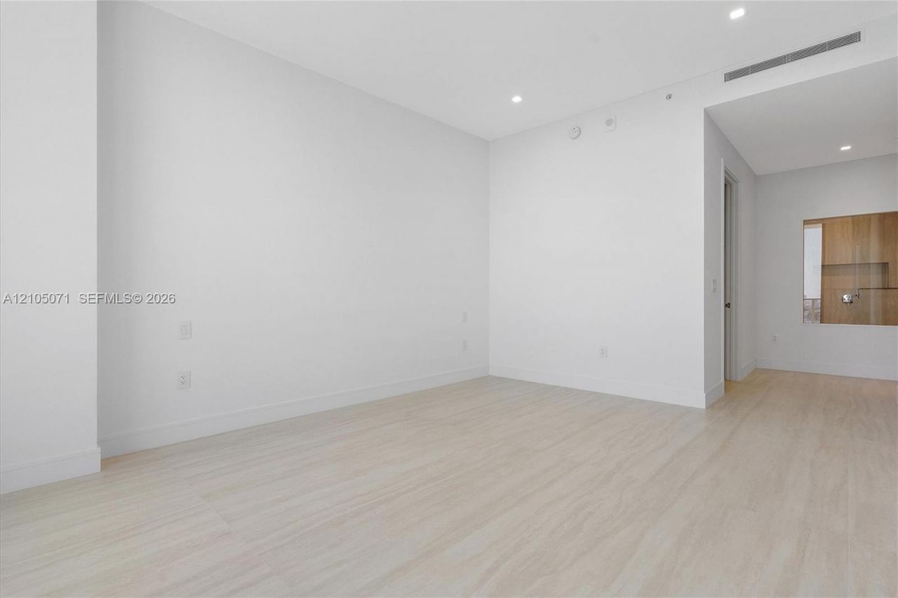 2411 Laguna Circle , Unit 3001, Miami, FL 33180 Photo