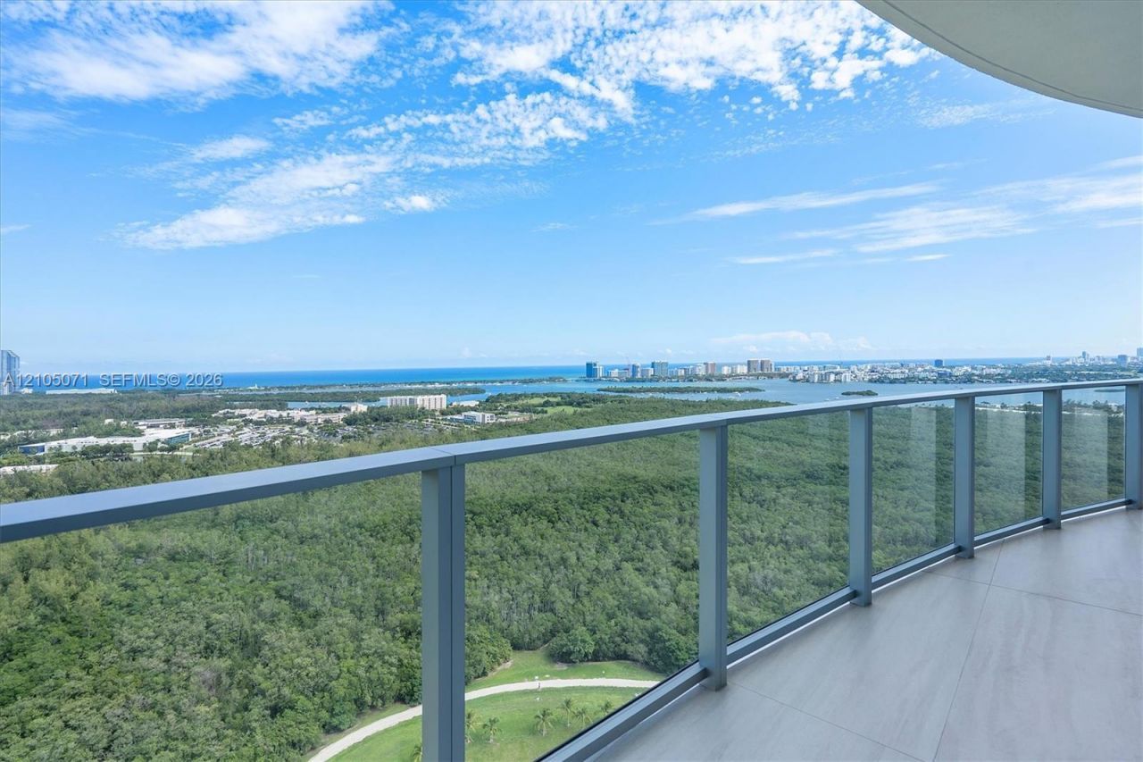 2411 Laguna Circle , Unit 3001, Miami, FL 33180 Photo