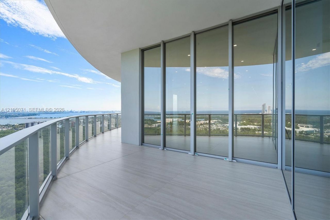 2411 Laguna Circle , Unit 3001, Miami, FL 33180 Photo