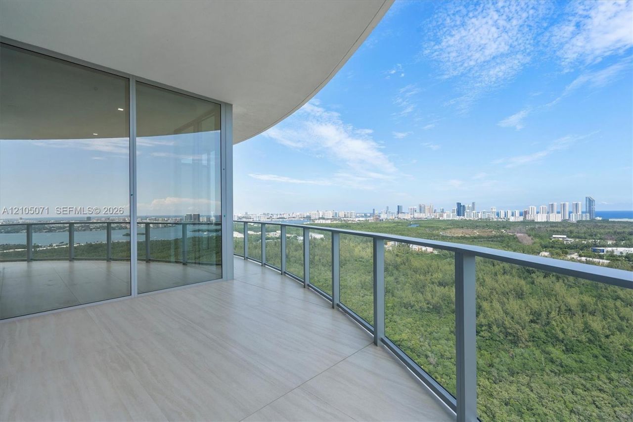 2411 Laguna Circle , Unit 3001, Miami, FL 33180 Photo