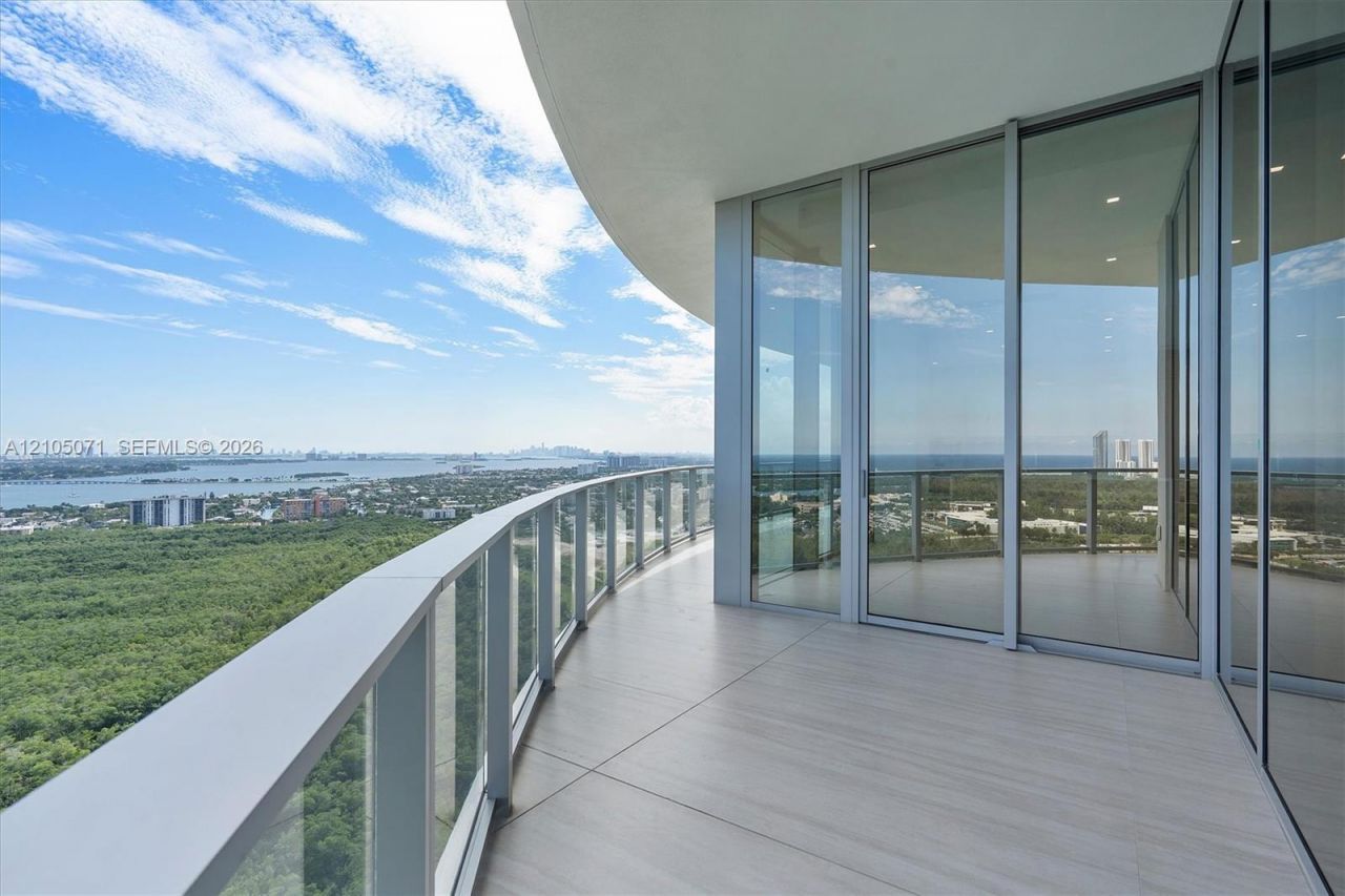 2411 Laguna Circle , Unit 3001, Miami, FL 33180 Photo