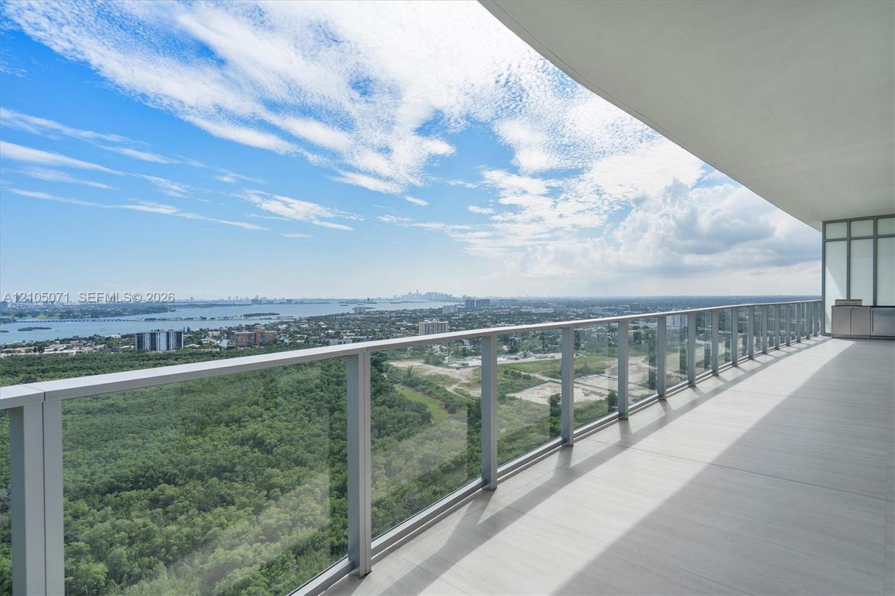 2411 Laguna Circle , Unit 3001, Miami, FL 33180 Photo