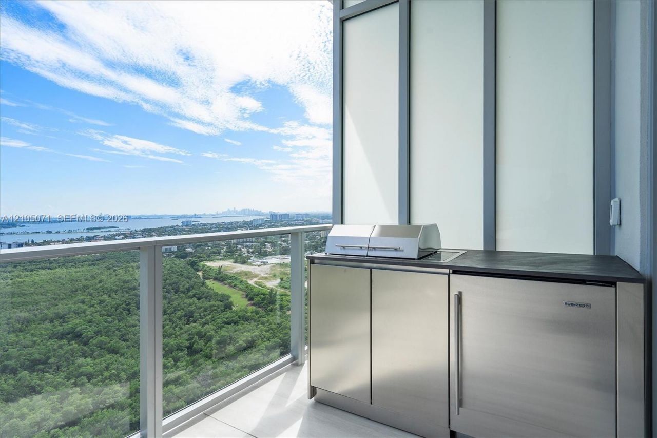 2411 Laguna Circle , Unit 3001, Miami, FL 33180 Photo
