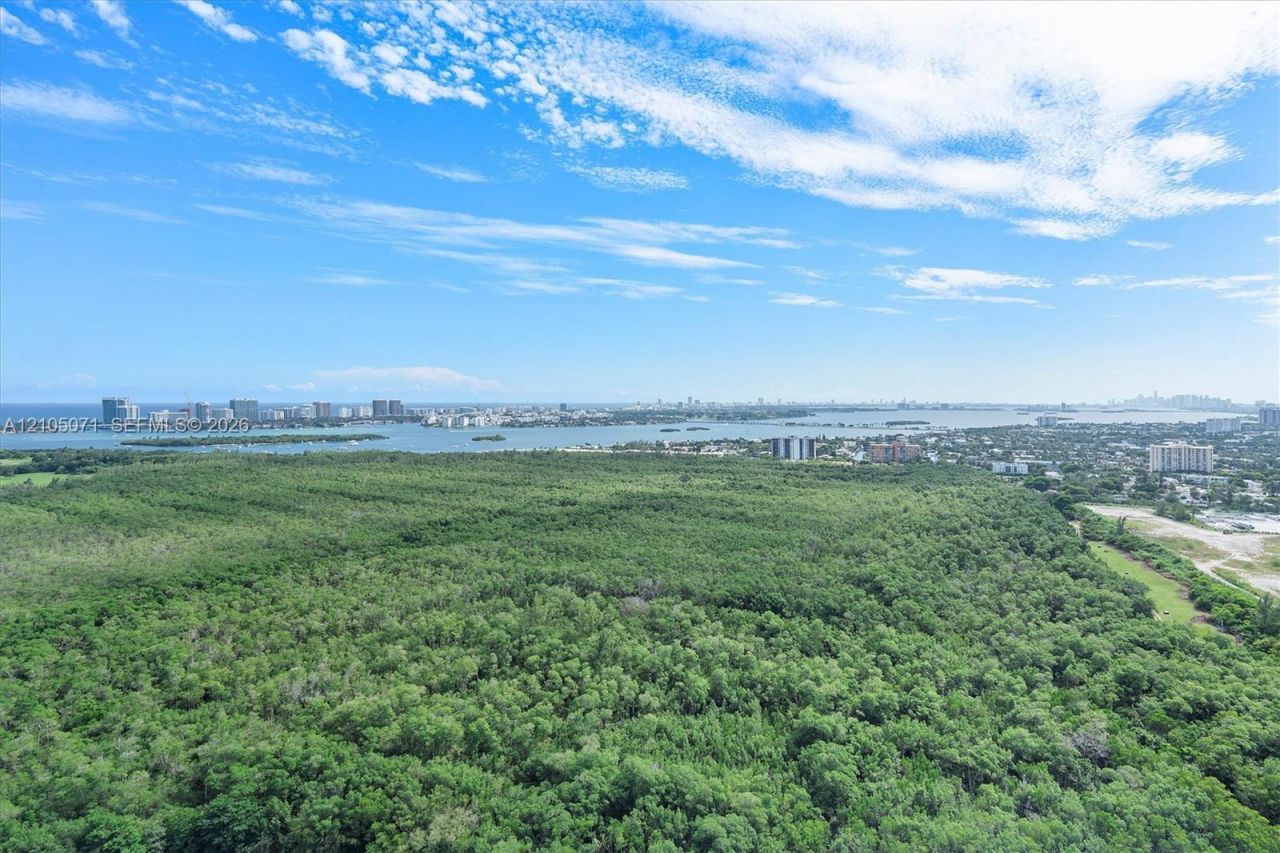 2411 Laguna Circle , Unit 3001, Miami, FL 33180 Photo