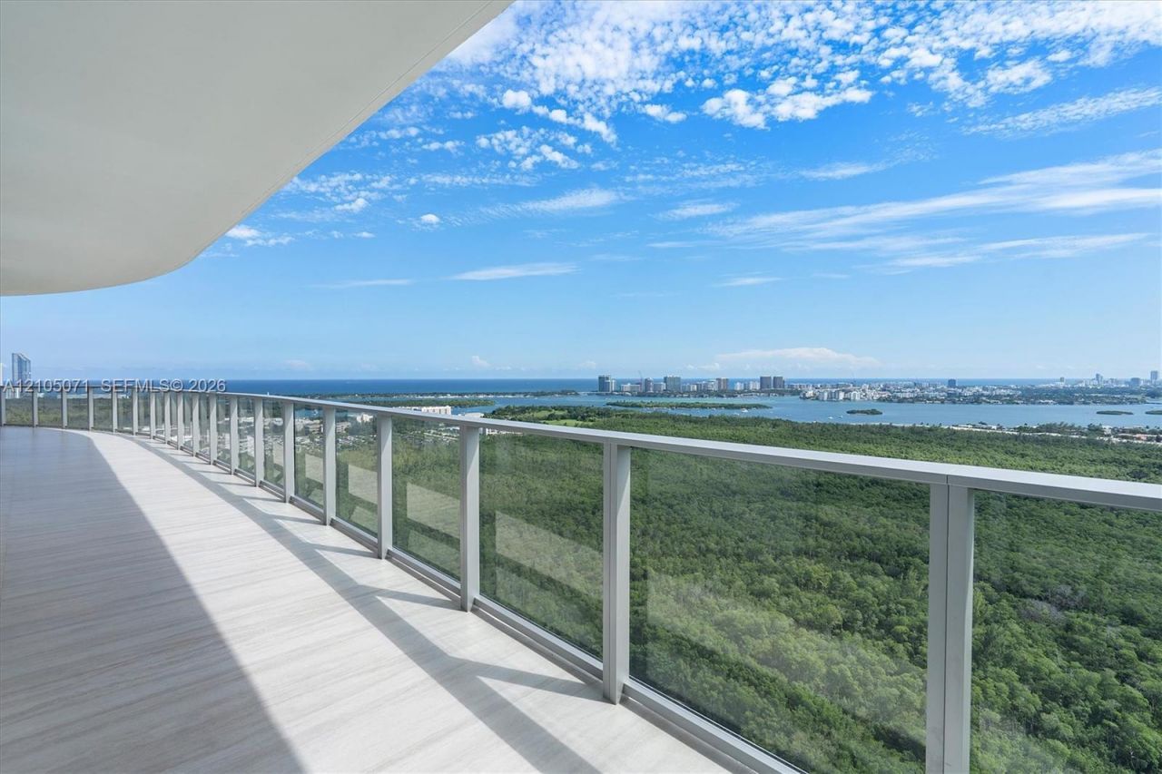 2411 Laguna Circle , Unit 3001, Miami, FL 33180 Photo