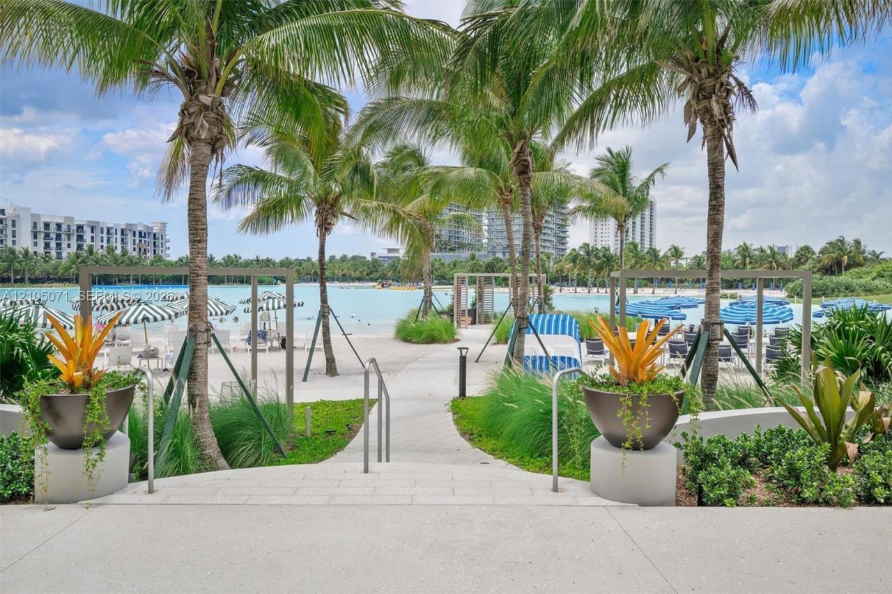 2411 Laguna Circle , Unit 3001, Miami, FL 33180 Photo