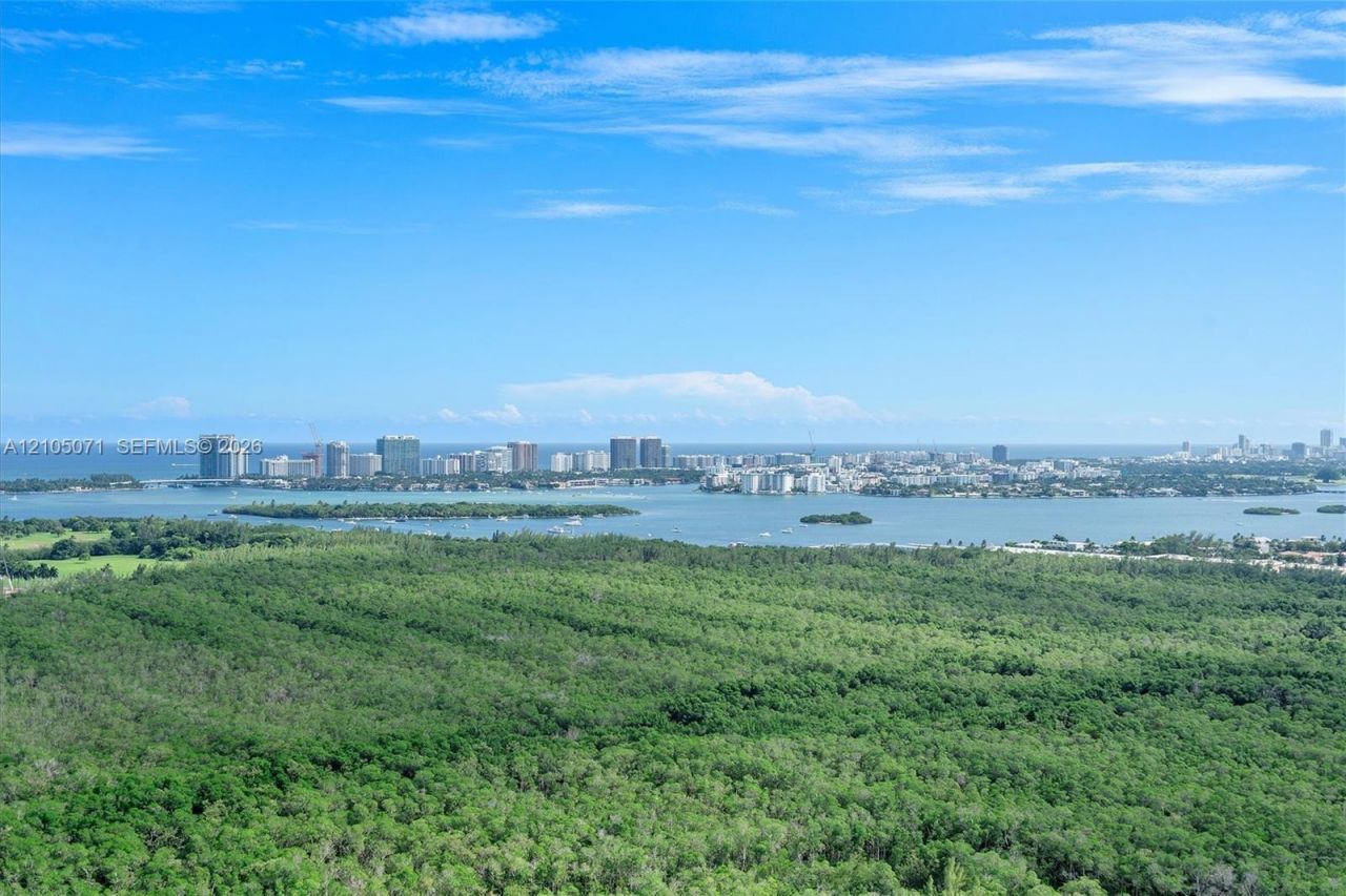 2411 Laguna Circle , Unit 3001, Miami, FL 33180 Photo