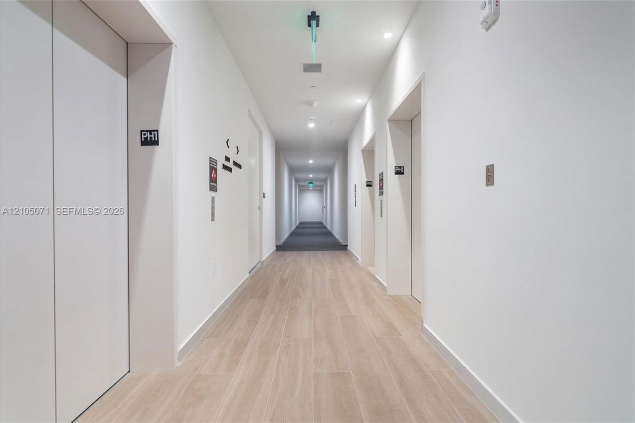 2411 Laguna Circle , Unit 3001, Miami, FL 33180 Photo