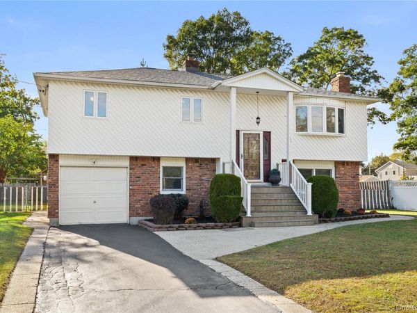 697 East Drive , Lindenhurst, NY 11757