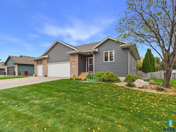 1701 S Paisley Ln, Sioux Falls, SD 57106