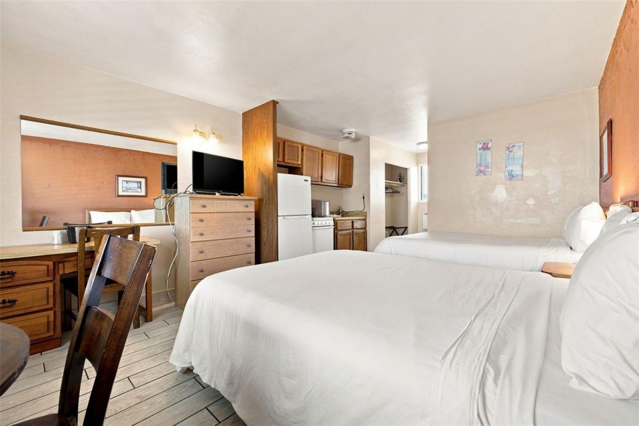 10450 Gulf Boulevard, Treasure Island, FL 33706 Photo