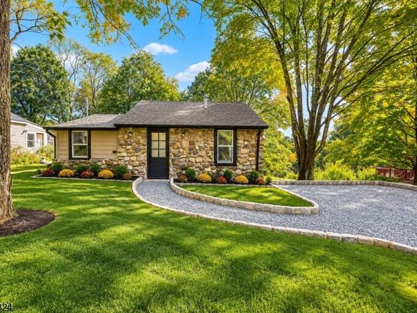 11 Laketop Dr, Hampton, NJ 07860