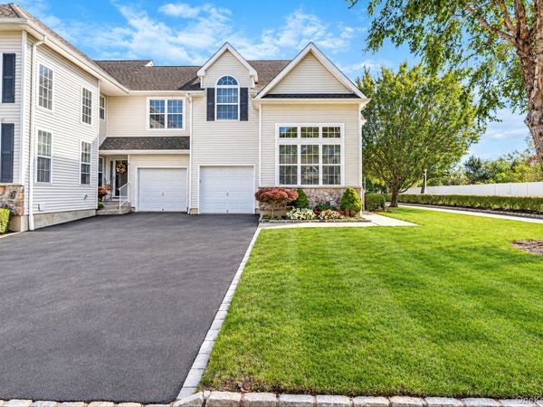 1 Grand Canyon Court , Bohemia, NY 11716