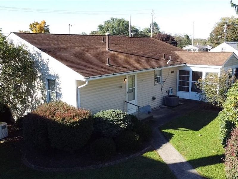 700 W Martin Street, East Palestine, OH 44413 Photo 4