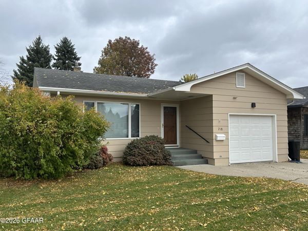718 MCHUGH Avenue, Grafton, ND 58237