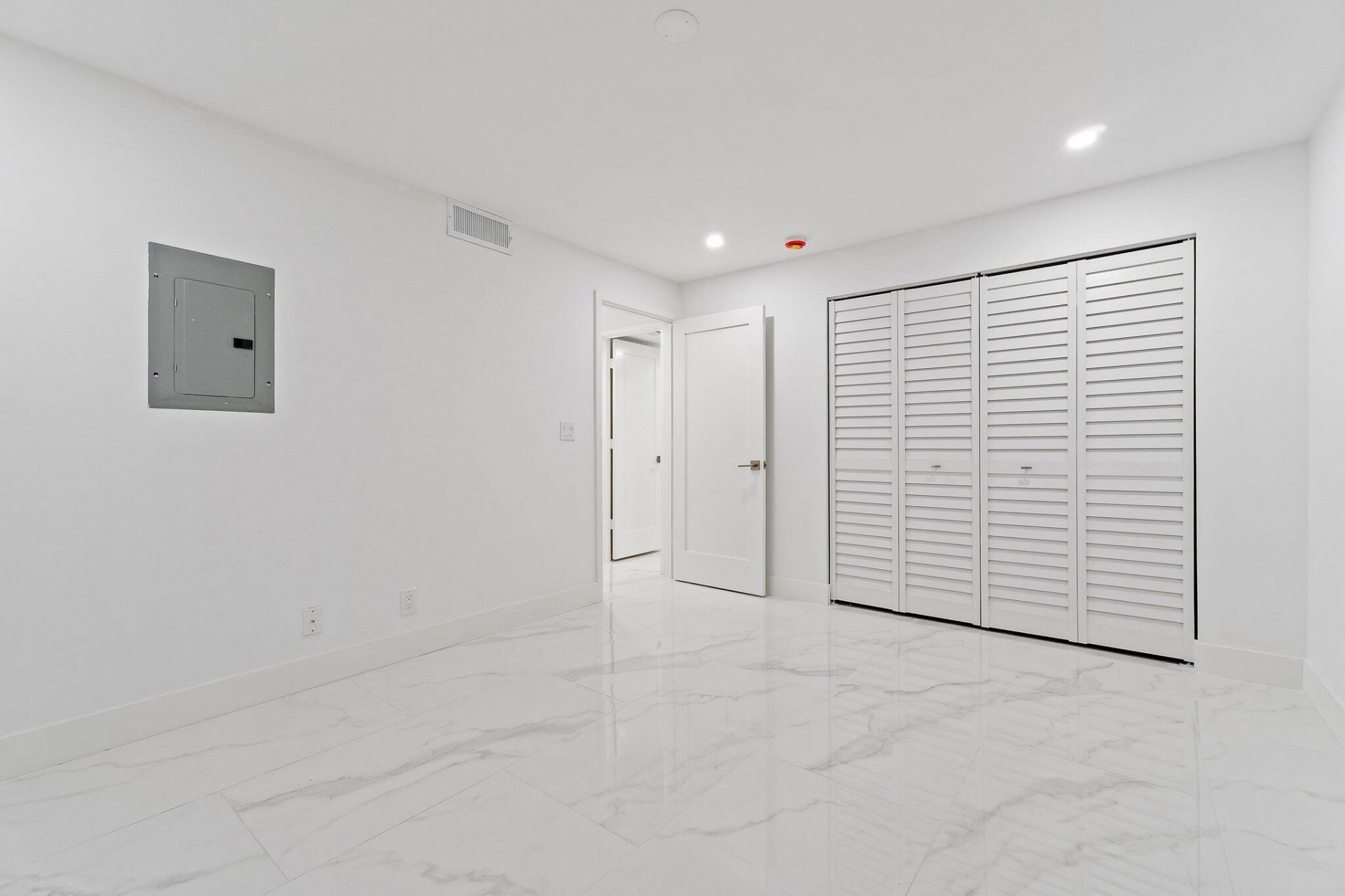 911 Ocean Drive, Unit 404, Juno Beach, FL 33408 Photo