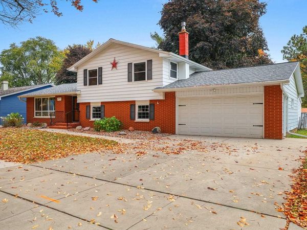 1216 ROYAL BOULEVARD, Green Bay, WI 54303