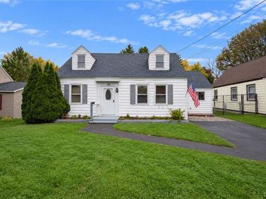 21 Parkwood Dr , East Syracuse, NY 13057