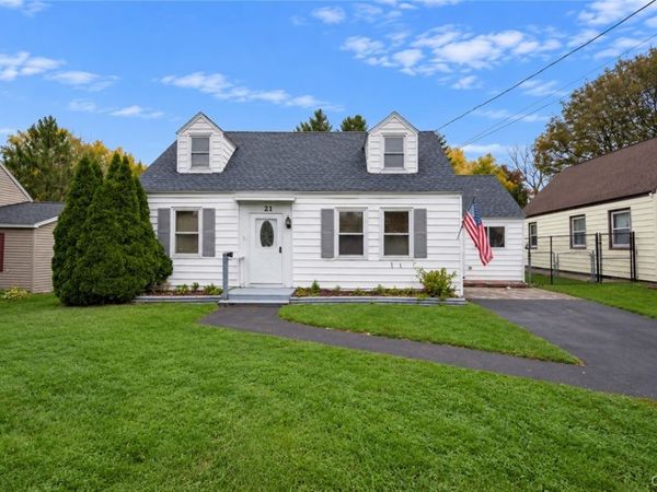21 Parkwood Dr , East Syracuse, NY 13057