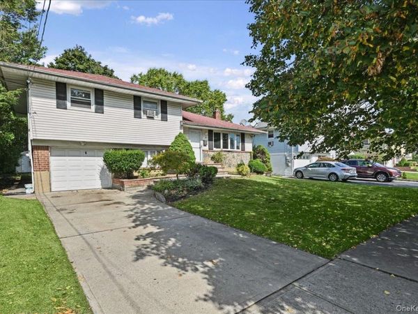 8 Evers Street , Hicksville, NY 11801