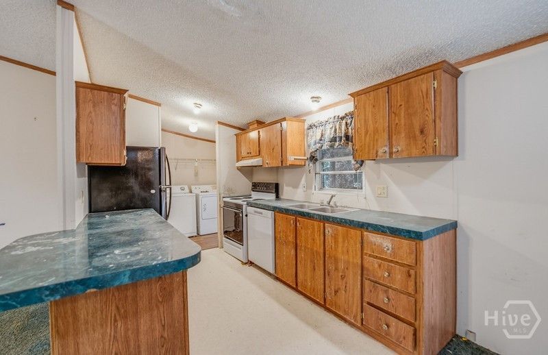 1388 Trask Parkway  Photo 8