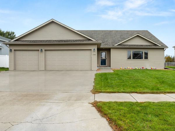1240 38th Avenue S, Moorhead, MN 56560