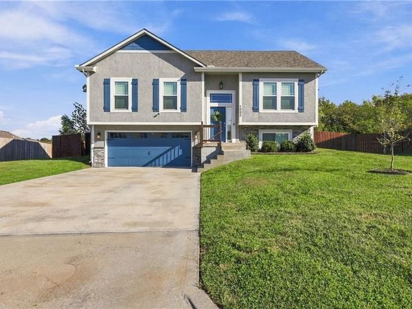 1003 NW 3rd Street, Oak Grove, MO 64075