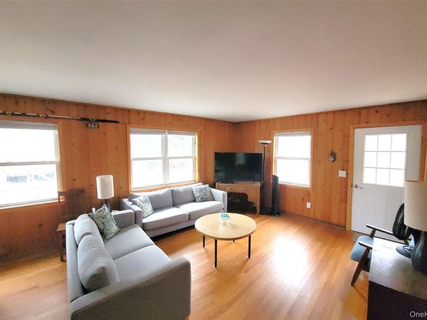 84 Oak Walk , Bay Shore, NY 11706