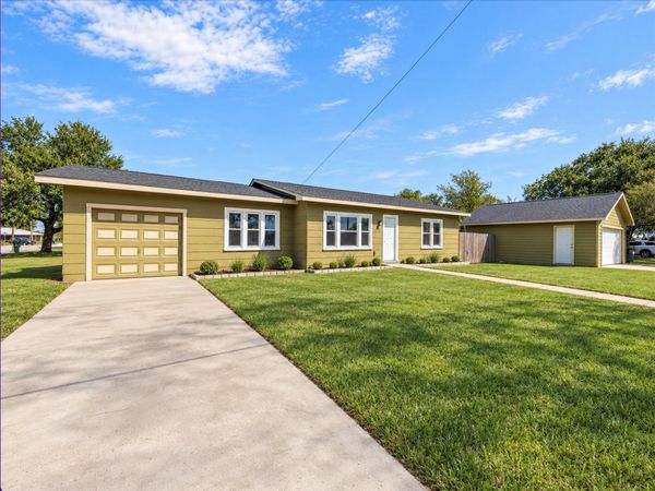 1023 E Houston ST, Giddings, TX 78942
