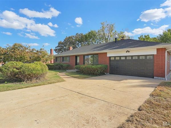 11820 Parklind Drive, St Louis, MO 63127