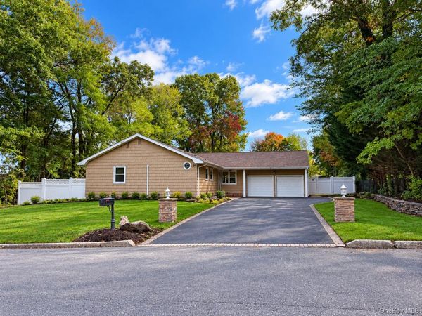 395 Ridgefield Road , Hauppauge, NY 11788