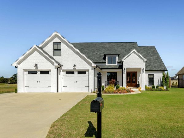 103 Grove Landing Dr, Tuscumbia, AL 35674