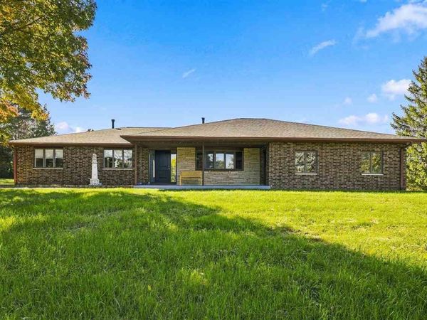 2916 Rustic Ridge Rd NE, Iowa City, IA 52240