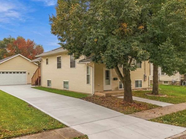514 S 9th Ave, Washington, IA 52353