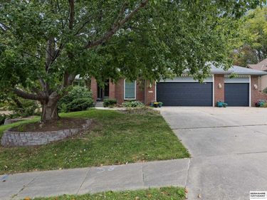 512 Deer Run Lane, Papillion, NE 68046