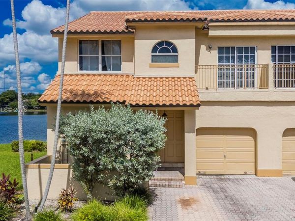 723 NE 195th St , Miami, FL 33179