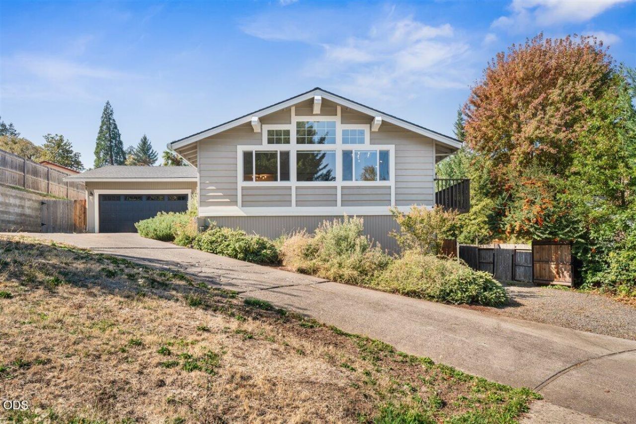 449 S Wexford Circle, Medford, OR 97504 Main Photo