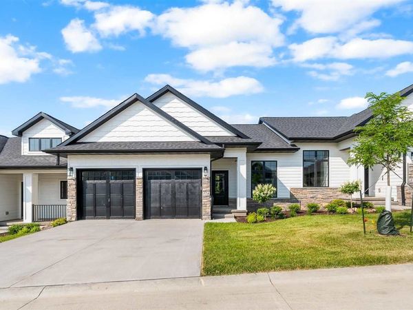 346 Hidden Ridge Dr, Coralville, IA 52241