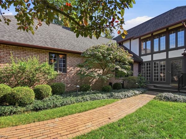 16 S Bentley Drive SE, Canton, OH 44709