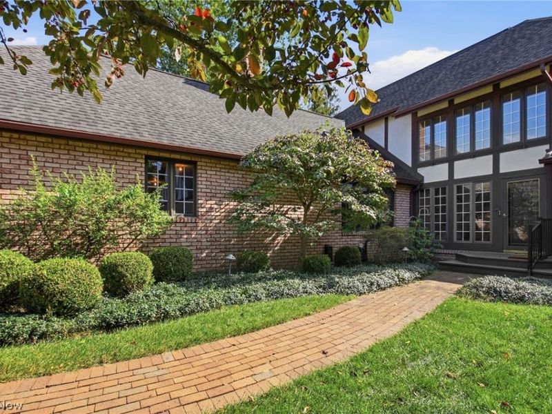 16 S Bentley Drive SE, Canton, OH 44709 Photo 1