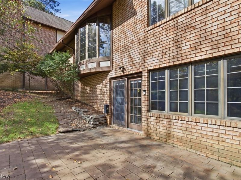 16 S Bentley Drive SE, Canton, OH 44709 Photo 5