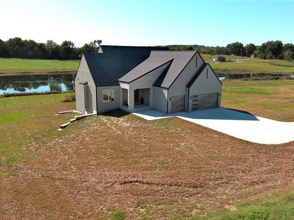 16055 Eisenhower Road, Leavenworth, KS 66048