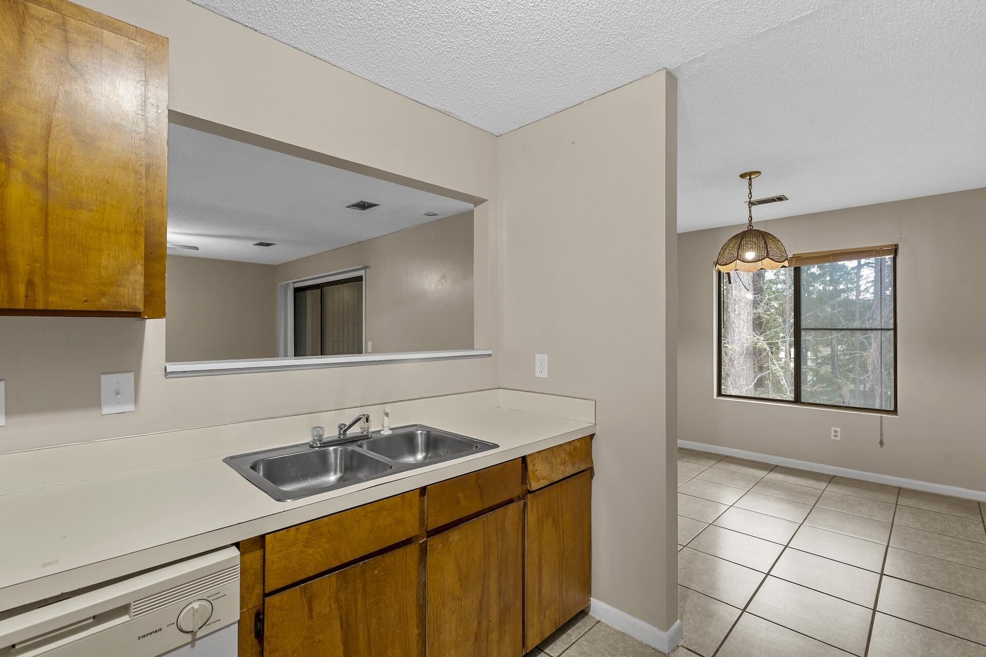 804 Greenmeadow Drive Photo 4