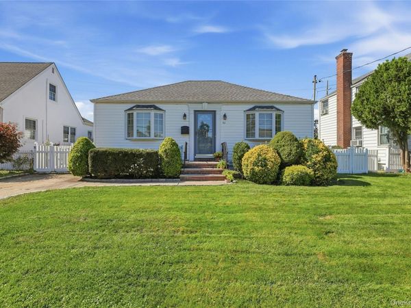 53 Greenway W, New Hyde Park, NY 11040