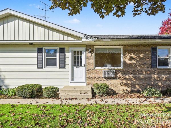 720 Andover Street SE, Kentwood, MI 49548