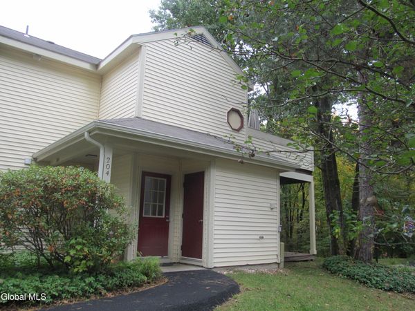 204 Yorktown Drive, Halfmoon, NY 12065